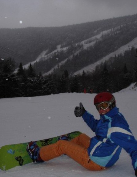 Sara Sutherland Sara Sutherland snowboarding and giving a thumbs up.