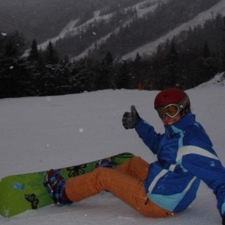 Sara Sutherland snowboarding and giving a thumbs up.